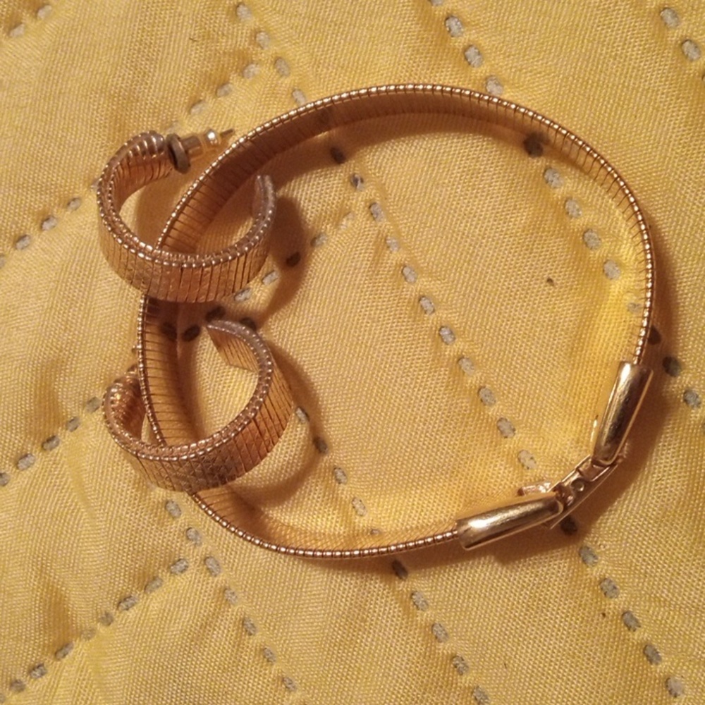 Goldtone Napier bracelet and pierced earrings